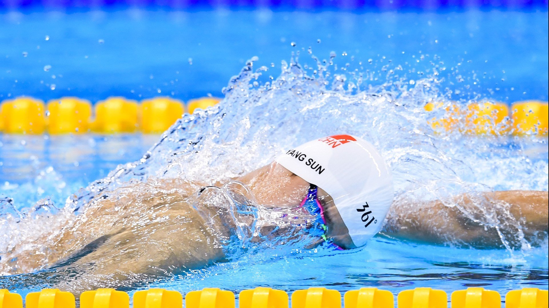 伊朗球员登上冬奥官方封面，改写亚洲足球地位，伊朗参加东京奥运会几个人